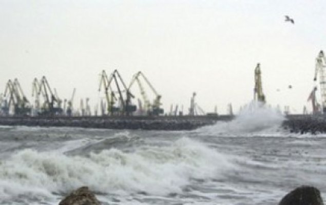 Activitatea porturilor maritime, blocată de furtună